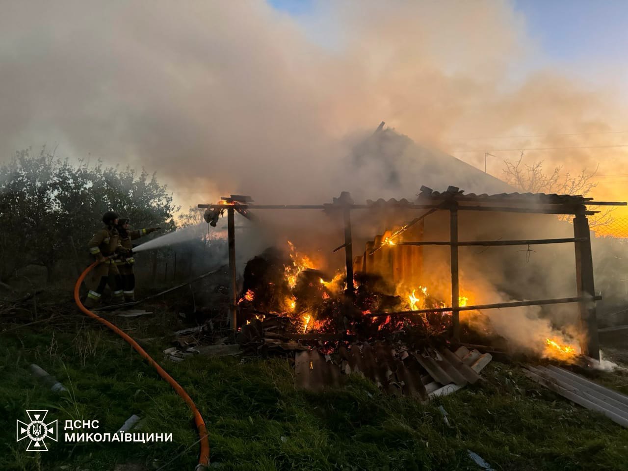 У двох населених пунктах Миколаївщини через ворожі атаки спалахнули пожежі (фото)